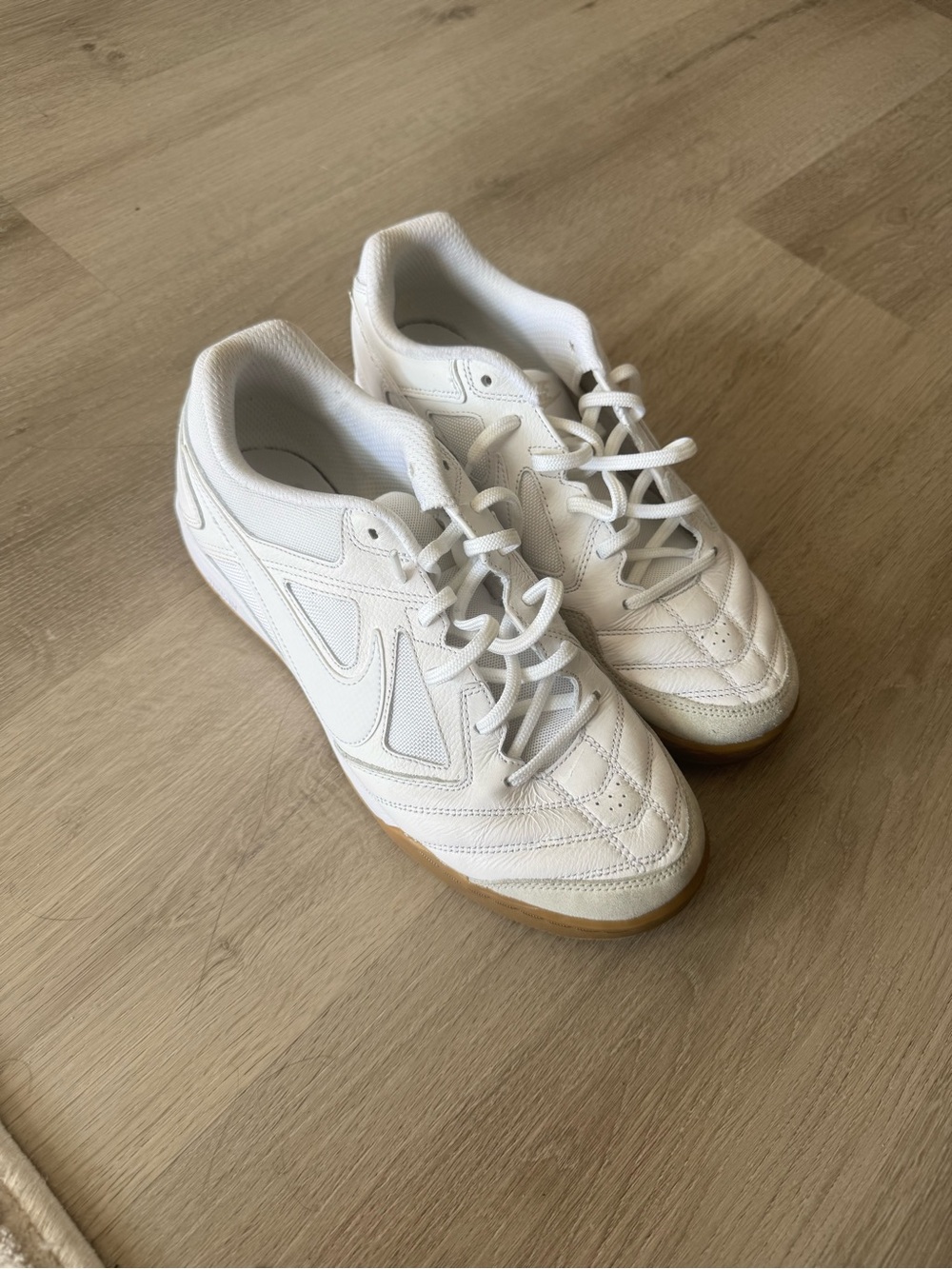 Nike White Gatos 10.5